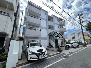 白い小さなＭａｎｓｉｏｎ六甲の物件外観写真